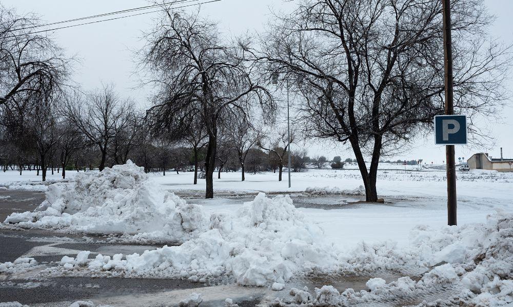 Tips for Removing Snow From a Parking Lot
